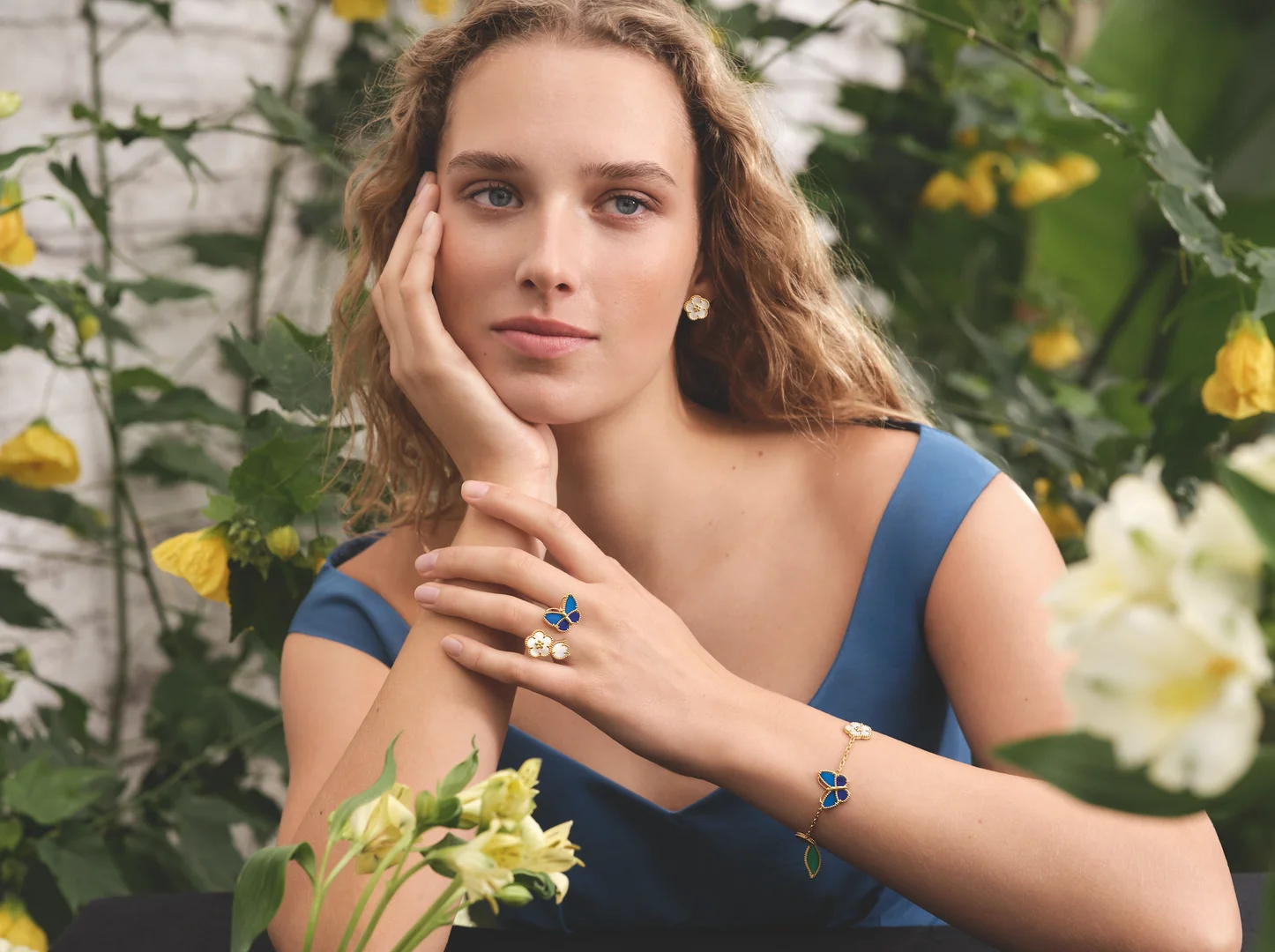 Foto: Van Cleef & Arpels Schmetterlingsflügel aus Gold: Ring und Armband der Lucky Spring-Kollektion